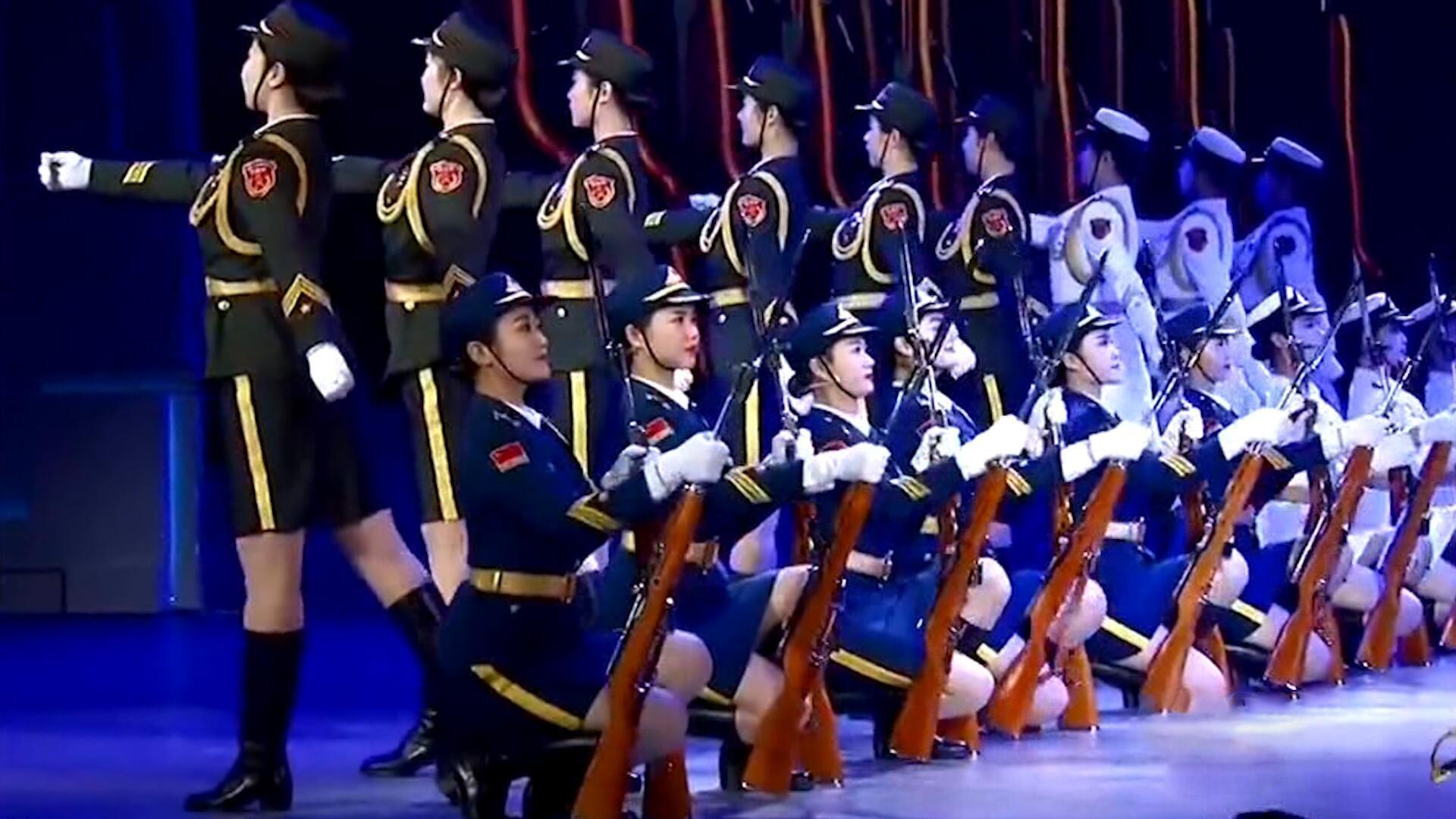 三軍女兵隊(duì)跳舞，展現(xiàn)力量與柔美的完美結(jié)合，三軍女兵隊(duì)舞蹈，力量與柔美的完美交融