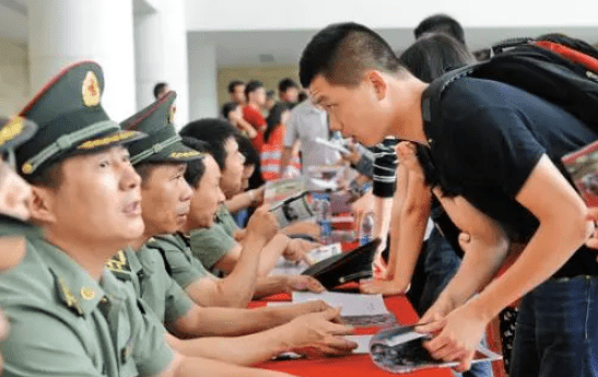 本科畢業(yè)大學(xué)生當(dāng)兵政策2021，機(jī)遇與挑戰(zhàn)并存，本科畢業(yè)大學(xué)生當(dāng)兵政策2021，機(jī)遇與挑戰(zhàn)并存解析