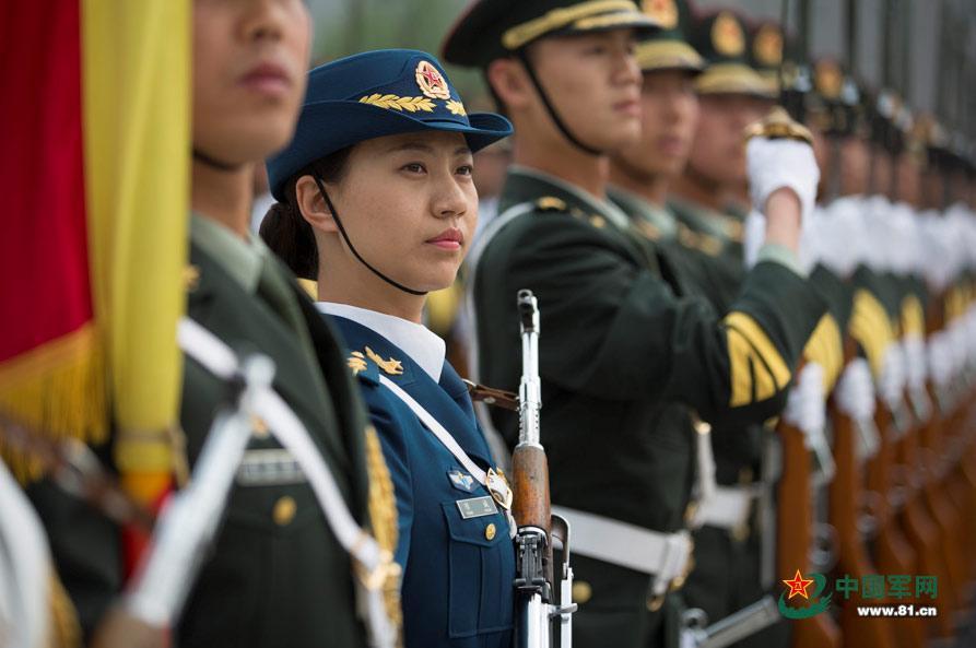 三軍儀仗隊女兵中隊，展現(xiàn)新時代巾幗英雄風(fēng)采，三軍儀仗隊女兵中隊，新時代巾幗英雄的風(fēng)采展現(xiàn)