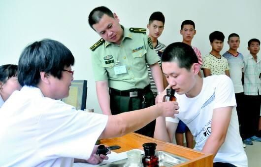 男兵體檢的尷尬圖，理解與尊重的重要性，男兵體檢中的尊重與理解的必要性，尷尬瞬間的思考