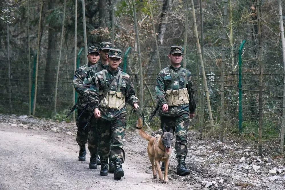 火箭軍是否都在大山之中？解析火箭軍的駐扎環(huán)境與任務(wù)特點(diǎn)，火箭軍的駐扎環(huán)境與任務(wù)特點(diǎn)解析，大山之中還是多元布局？