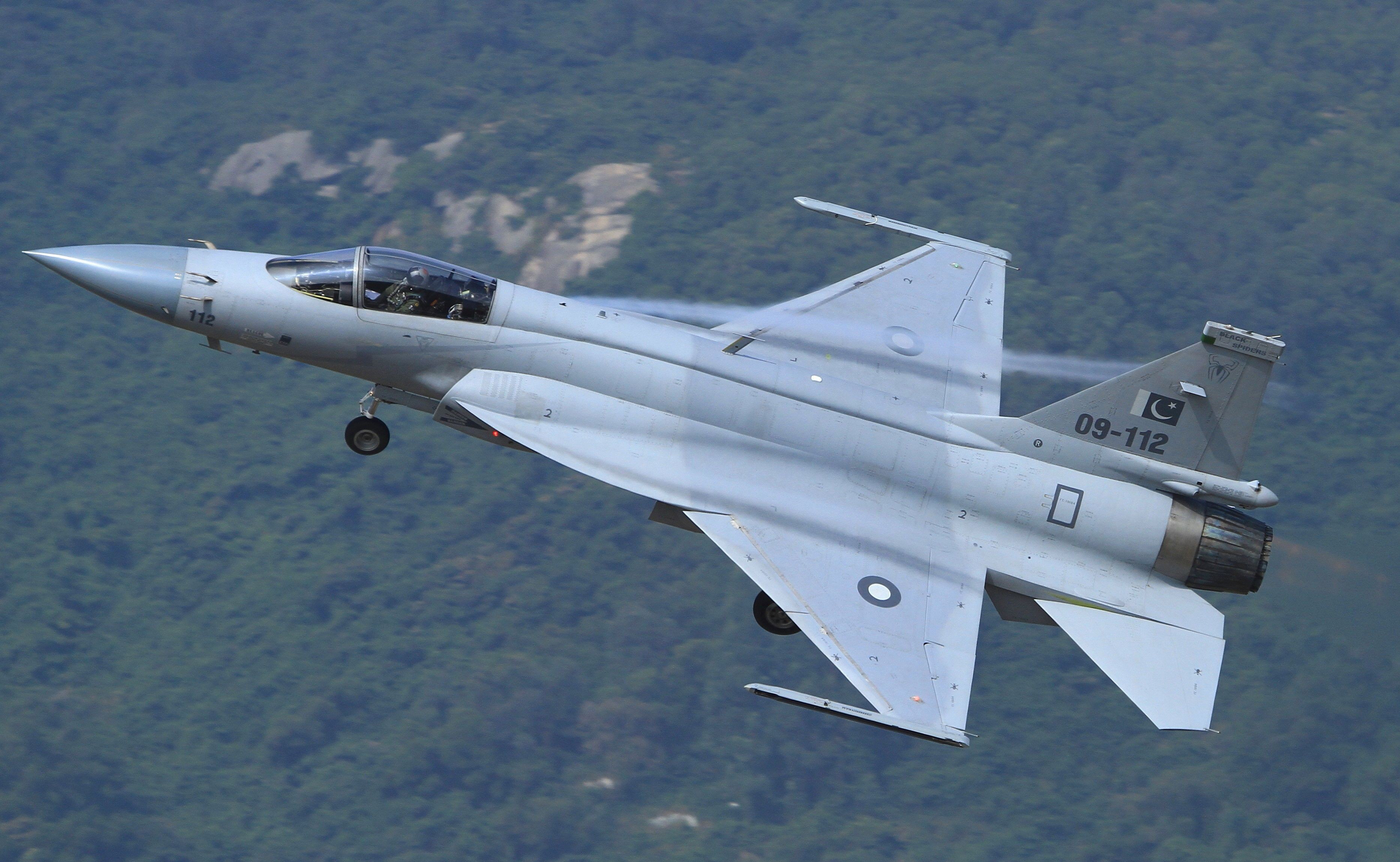 梟龍戰(zhàn)斗機(jī)圖片，展現(xiàn)中國(guó)空軍力量的驕傲，梟龍戰(zhàn)斗機(jī)風(fēng)采，中國(guó)空軍力量的驕傲圖片展示