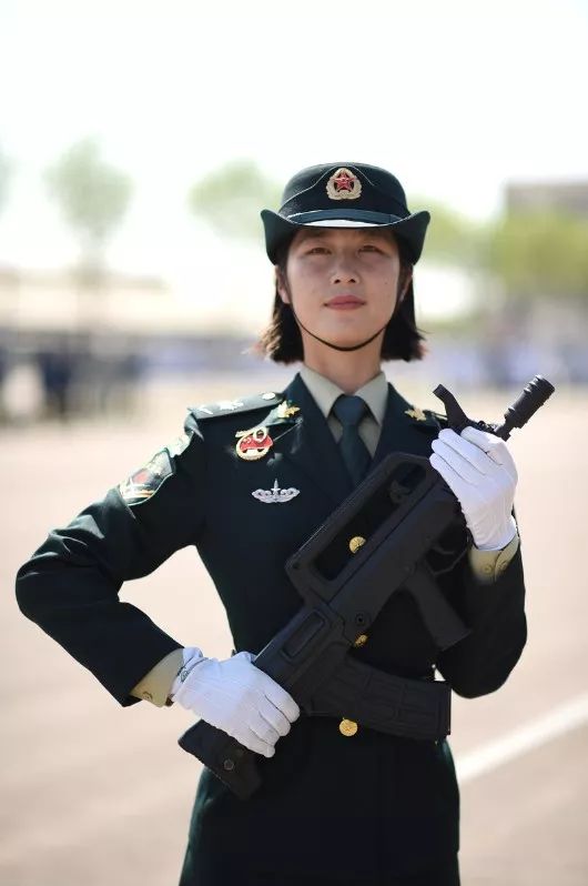 國慶閱兵最美女兵，榮光背后的堅韌與毅力