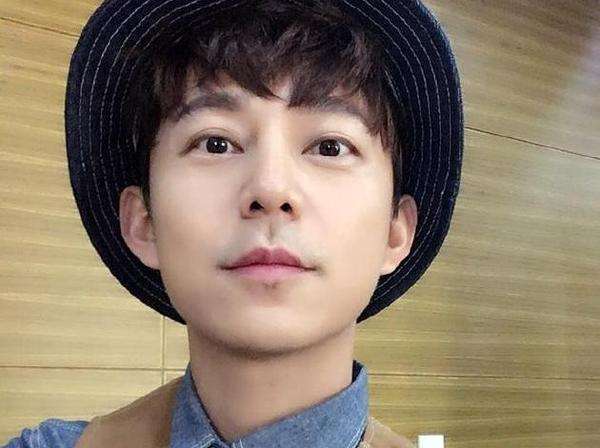 何炅的單身還是已婚狀態(tài)，深度解析與探討，何炅感情狀態(tài)深度解析，單身還是已婚之謎？