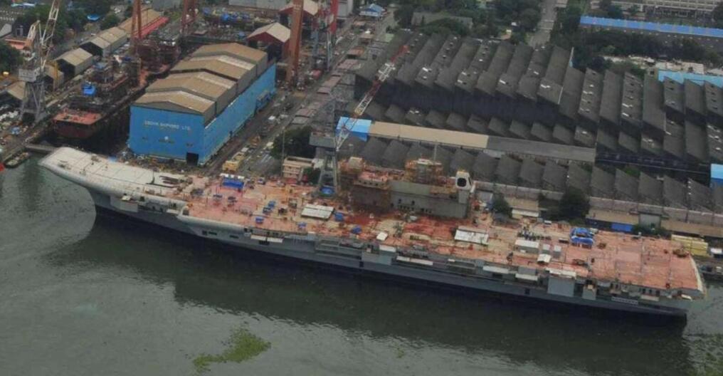 中國三艘航母簡介及其特點分析，中國三艘航母概覽與特點分析