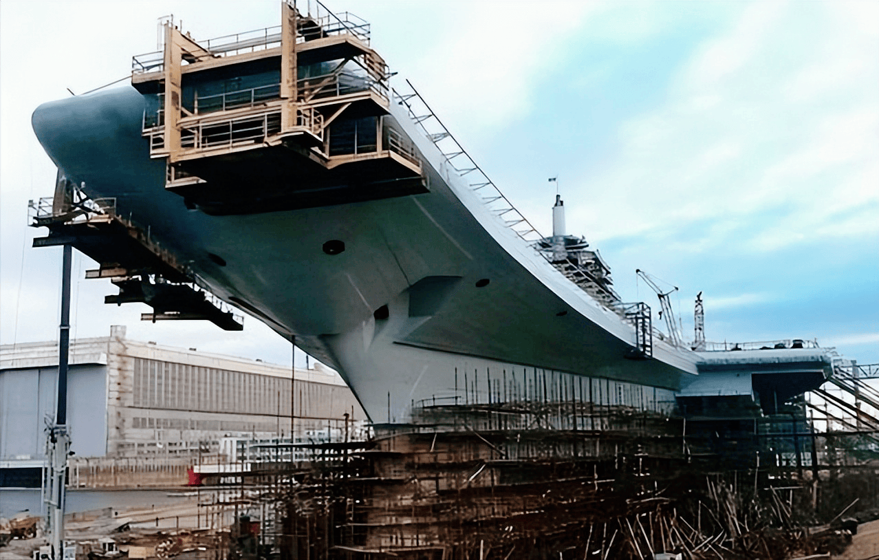 關于山東航母是否斷成了兩節(jié)的真相探討，山東航母斷成兩節(jié)真相探討，揭秘傳聞背后的真相